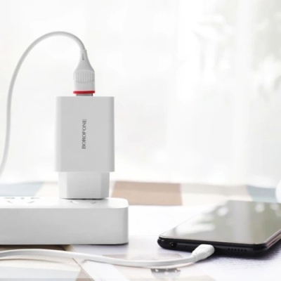 мережевий зарядний пристрій borofone ba21a qc3.0 (1usb/3a) (білий) 